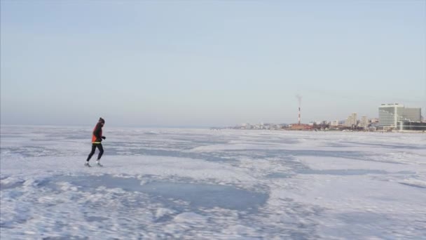 Панорамний Вигляд Спортсмена Біжить Кризі Замерзлого Затоки Амур Взимку Владивосток — стокове відео