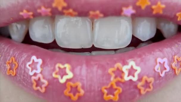 Macro Vista Labios Femeninos Con Estrellas Doradas Decorativas Moviéndose Mientras — Vídeo de stock