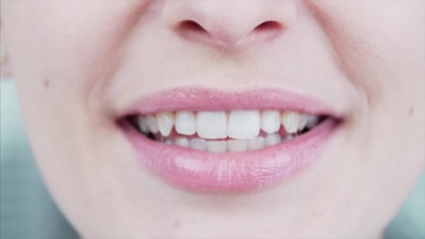 Makroaufnahme Des Weiblichen Mundes Mit Hellrosa Lippenstift Auf Den Lippen — Stockvideo