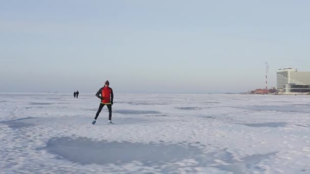 Panoramatický Letecký Pohled Sportovce Běžícího Ledě Zamrzlé Zátoky Amur Zimě — Stock video