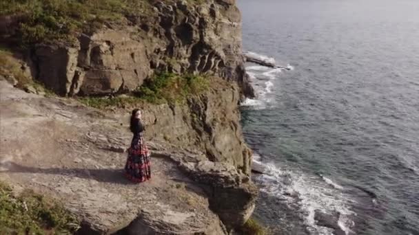 Vista Panorámica Aérea Mujer Gitana Hermoso Vestido Bailando Alto Acantilado — Vídeo de stock