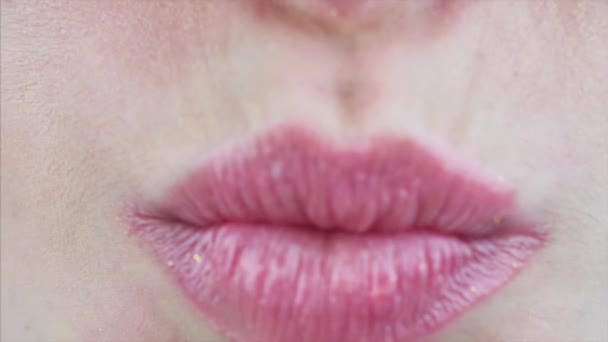 女性嘴的宏观形象 唇上有淡淡的粉红口红 美丽的白牙在吹吻 — 图库视频影像