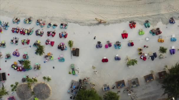 Воздушный Вид Туристов Отдыхающих Песчаном Пляже Детей Качающихся Качелях Берегу — стоковое видео