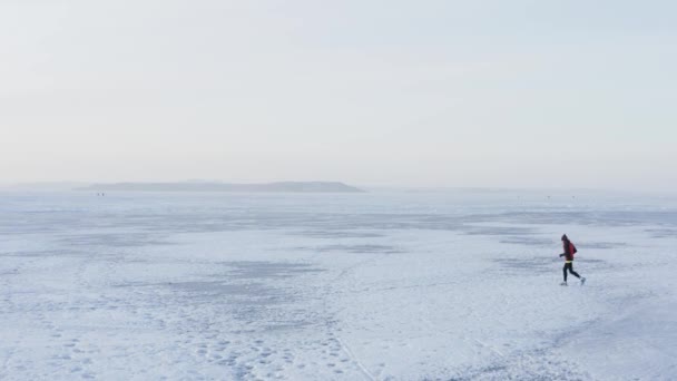 Vista Aérea Del Deportista Corriendo Sobre Hielo Bahía Congelada Amur — Vídeos de Stock