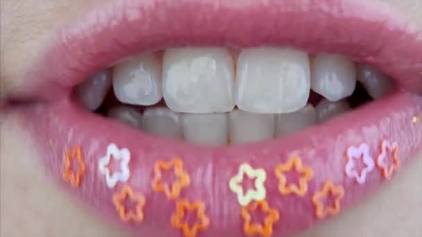 装飾的な黄金の星が動いている女性の唇のマクロビュー — ストック動画