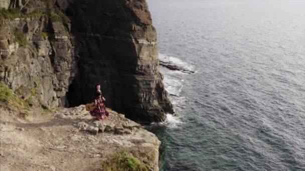 Uçan Panoramik Manzara Güzel Elbiseli Gitarlı Bir Kadın Okyanusun Üzerinde — Stok video