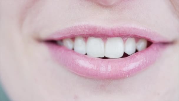 Dudaklarında Açık Pembe Ruj Güzel Beyaz Dişlerle Konuşan Gülümseyen Kadın — Stok video