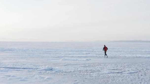 Aerial View Sportsman Running Ice Frozen Amur Bay Winter Vladivostok — Stock Video