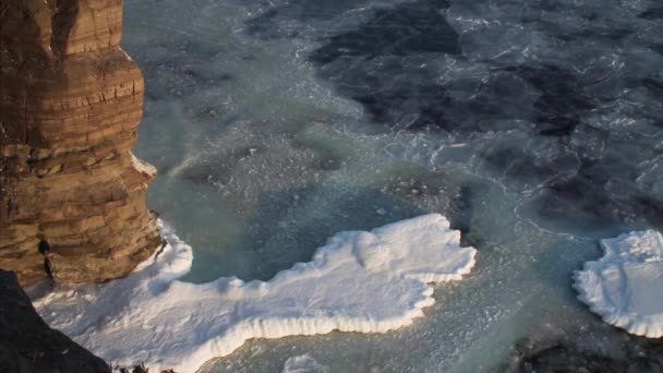 Vista Aérea Superficie Del Mar Con Témpanos Nevados Que Mueven — Vídeos de Stock