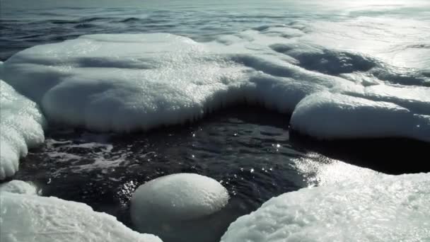 Берег Покритий Білим Льодом Під Яскравим Весняним Сонцем Крижаними Потоками — стокове відео
