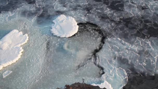 海の波と移動する雪氷の流れと海の表面の空中トップビュー 冬のコンセプト — ストック動画