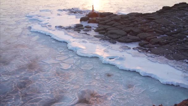 Vista Cámara Lenta Del Agua Mar Moviéndose Bajo Los Témpanos — Vídeos de Stock