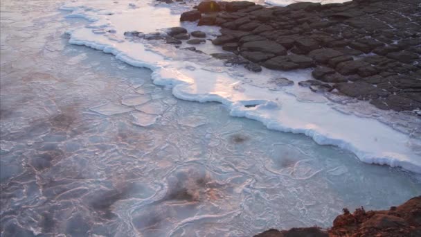 Zpomalený Pohled Mořskou Vodu Pohybující Pod Ledovými Kry Zasněženého Pobřeží — Stock video