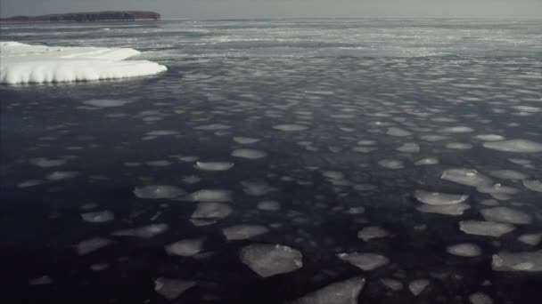 Αεροφωτογραφία Της Επιφάνειας Της Θάλασσας Χιονισμένα Παγόβουνα Που Κινούνται Κύματα — Αρχείο Βίντεο
