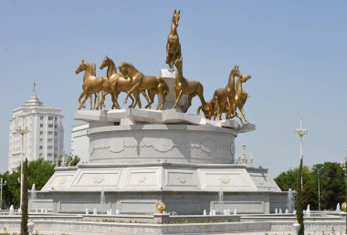 TURKMENISTAN, ASHGABAT - 29 Nisan 2015: Akhal Teke at anıtı. Ön görünüm.