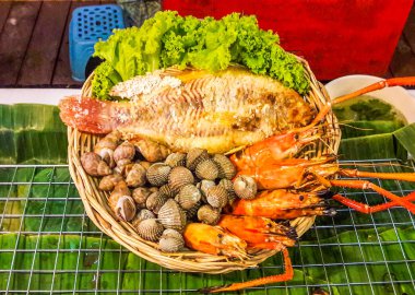 Izgara marul demir ile sepette ızgara deniz ürünleri