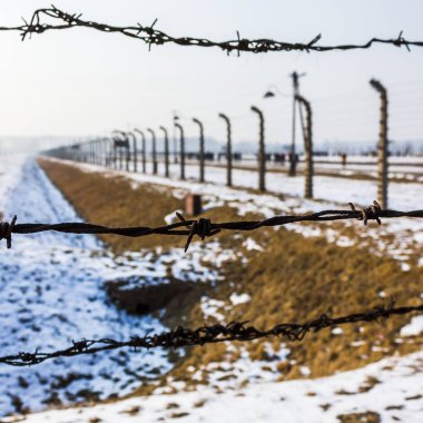 Dikenli tel çit hangi satırları yolunu ben önde gelen demiryolu hattı