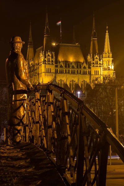 Nagy Imre-szobor éjszaka — Stock Fotó