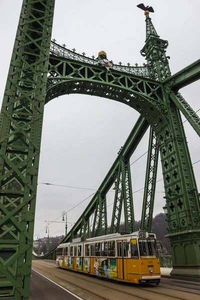 Трамвай на мосту Свободы — стоковое фото