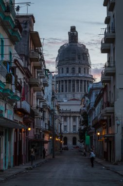 El Capitolio 'ya bakarak güneş arkasında doğar.