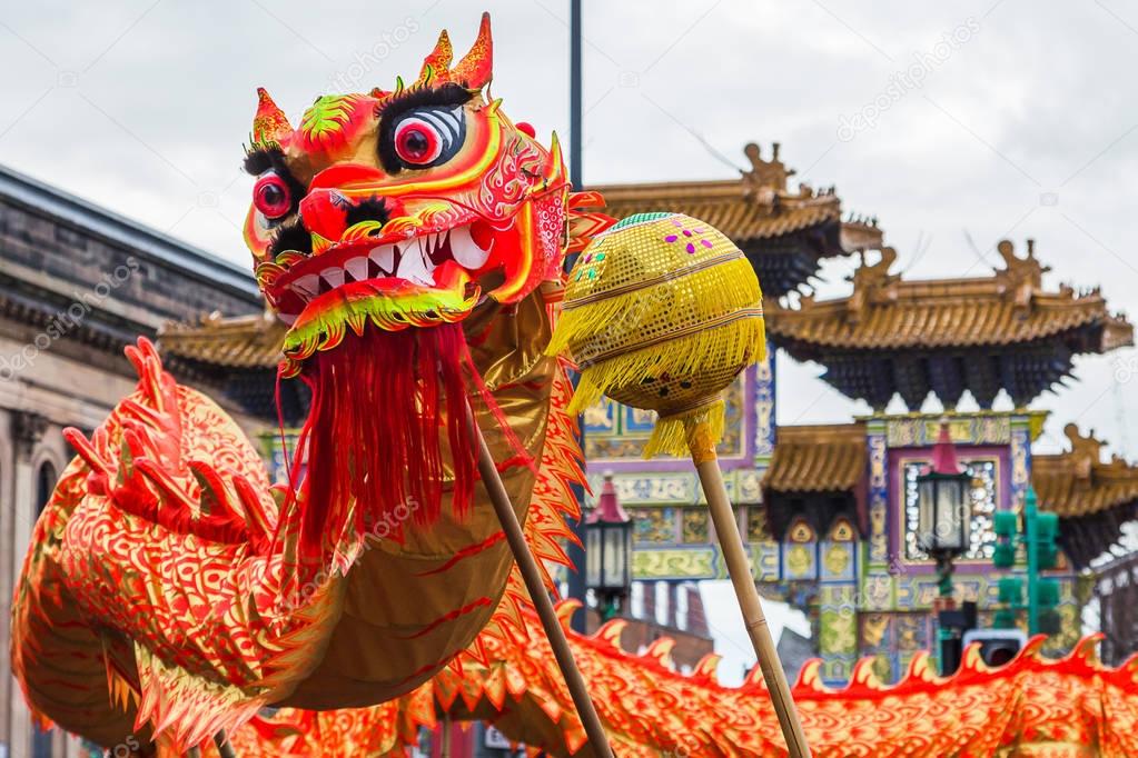 danza-del-drag-n-en-el-barrio-chino-foto-de-stock-wellsie82-141780826