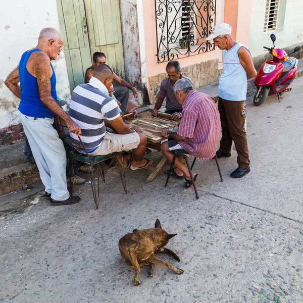 Kubanische Männer spielen Dominosteine — Stockfoto
