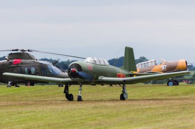 Nanchang Cj-6 çimlere Taksilemek