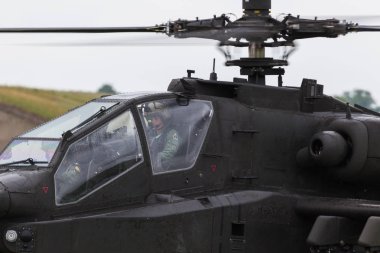 Kalkmadan önce kokpitte Apache ekibi