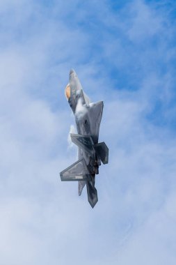 F-22a Raptor gökyüzüne tırmanıyor