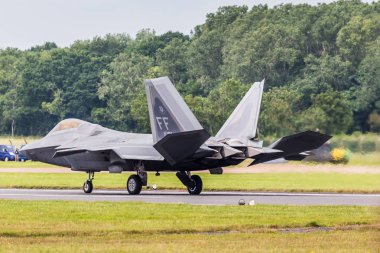 F-22a Raptor piste iniş sonra yavaşlatır.