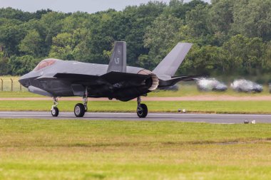 F-35a piste iniş sonra yavaşlatır.