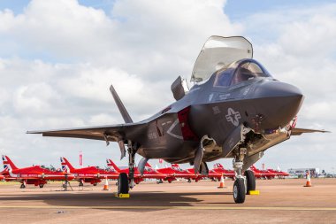 Red Arrows önünde F-35 şimşek II
