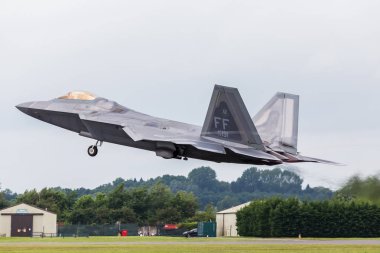 Pist mürekkebin F-22a Raptor's iniş takımı asansörleri