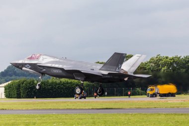 Bir F-35 şimşek II sonra kalkış arkaya jöle soluduğumuz hava