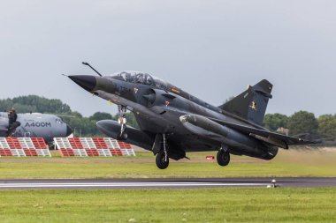 Mirage 2000n 27 pistlerden birinden kalkış