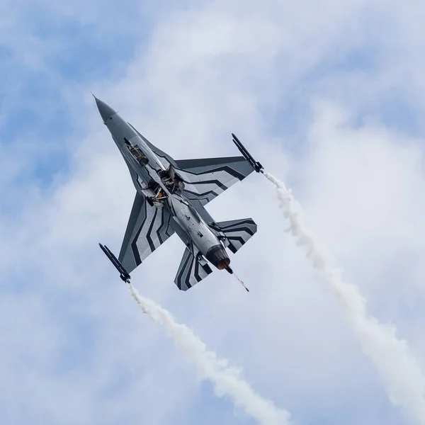 曝气生物滤池 F-16 的方形作物是战斗的猎鹰 — 图库照片