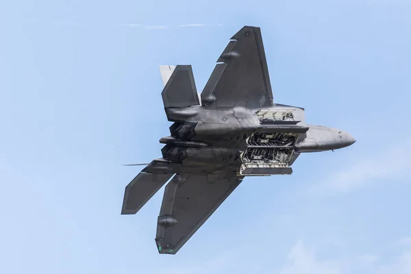 F-22A Raptor opens its weapons bay — Stock Photo, Image