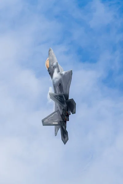 F-22a Raptor felmászik az égbe — Stock Fotó