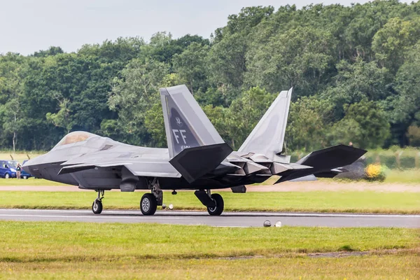 F-22A Raptor slows on the runway after landing — Stock Photo, Image