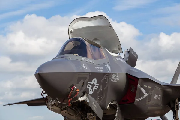 F-35B Lightning II with its upper doors open — Stock Photo, Image