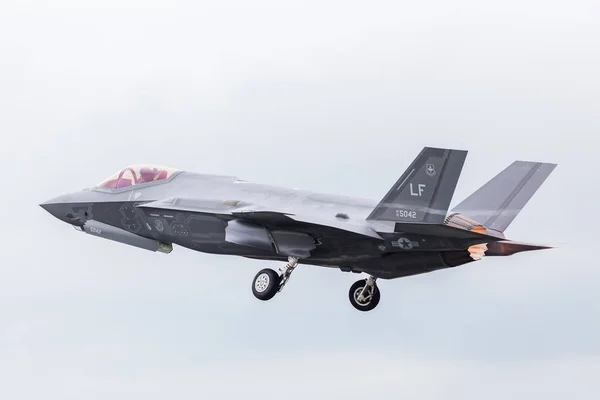 US Marine Corp F-35B stealth lifts its landing gear — Stock Photo, Image