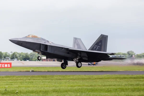 F-22A Raptor taking off — Stock Photo, Image