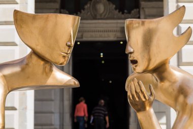 La Conversacion heykel önünde
