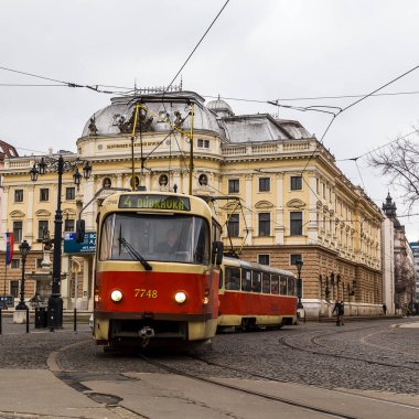 Slovak Ulusal Tiyatro önünde tramvay