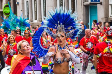 Samba dansçısı kanatlarını ayarlama