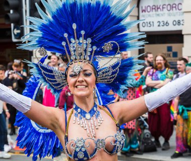 Mavi ve beyaz Samba dansçısı