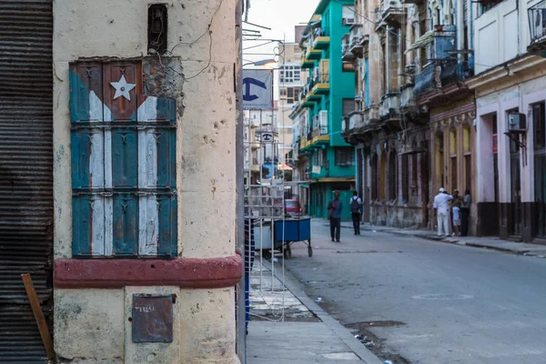 Kubanische Flagge an einer Straßenecke — Stockfoto