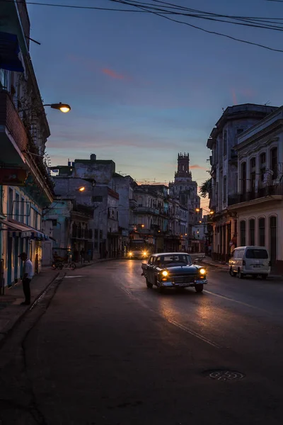 Stirnlampen am frühen Morgen im centro havana — Stockfoto