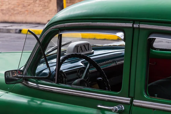 Inuti en kubansk taxi (gamla timer) — Stockfoto