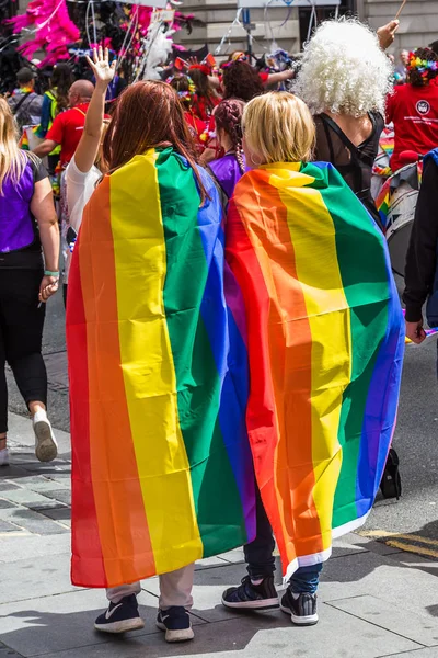 Ragazze drappeggiate in bandiere arcobaleno — Foto Stock